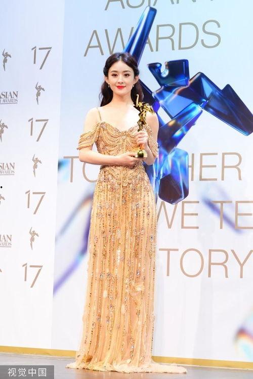 赵丽颖拿奖杯图片,奖杯在手,荣耀加身